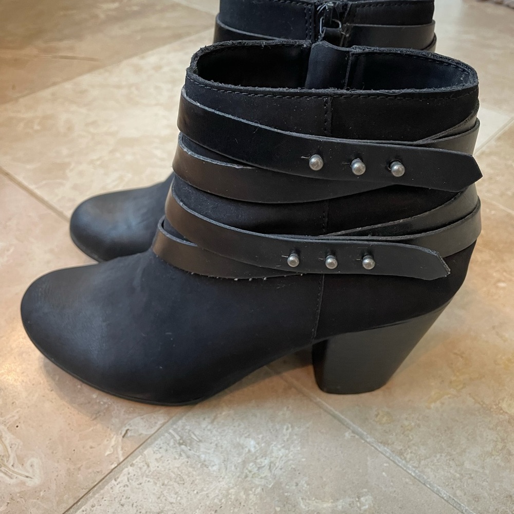 Black booties size 9, good condition